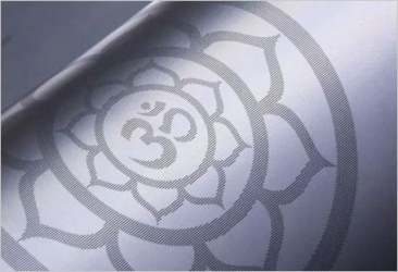 瑜伽墊激光刻花機(jī)廠家揭秘:同樣都是瑜伽墊 有體位線(xiàn)的區(qū)別在哪里