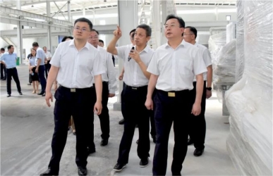 鄂州市委書記孫兵、市長王璽瑋帶領市直部門負責人參觀三工光電產業(yè)園項目